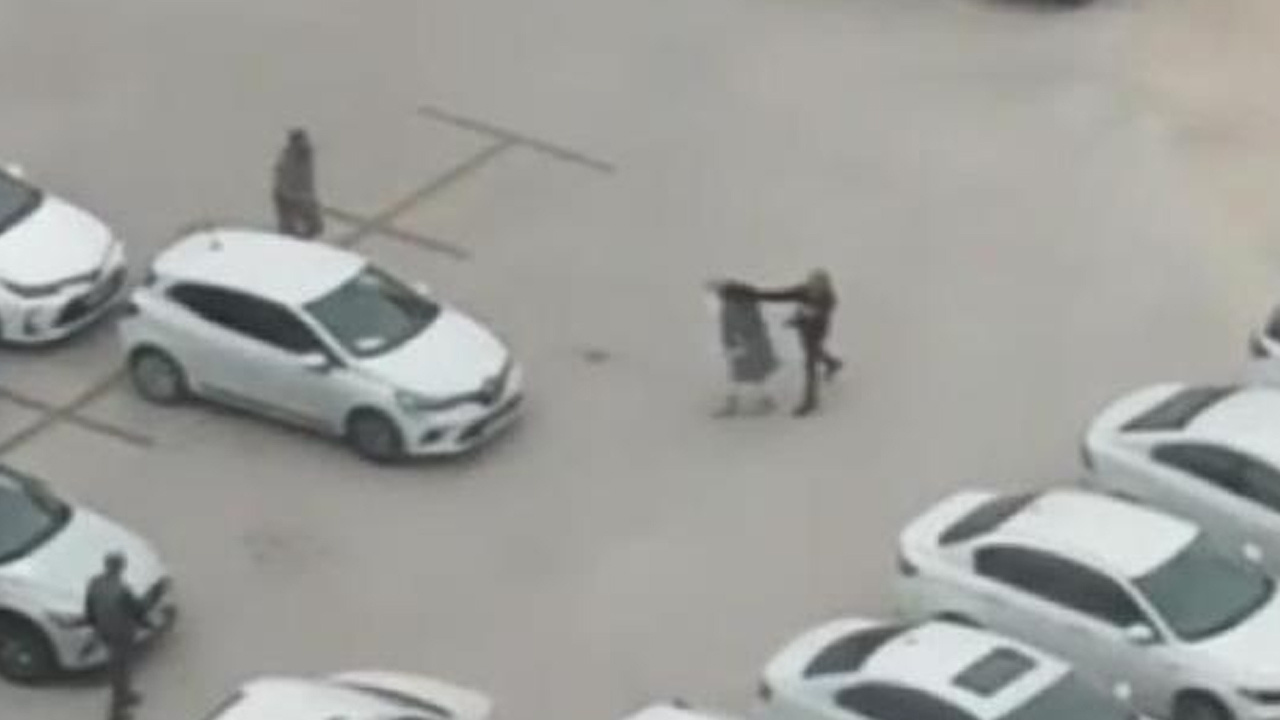 Adana'da herkesin gözü önünde kadını tekme ve yumrukla dövdü