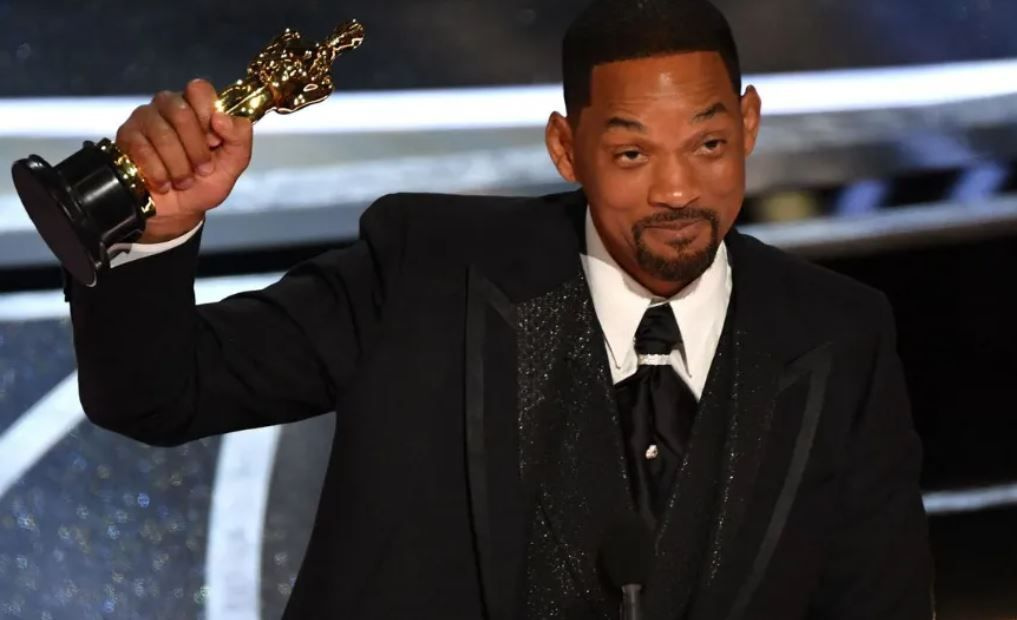 'Oscar' anketi Will Smith'in tokadını önce alkışladılar ardından 'cezalandırılsın' dediler