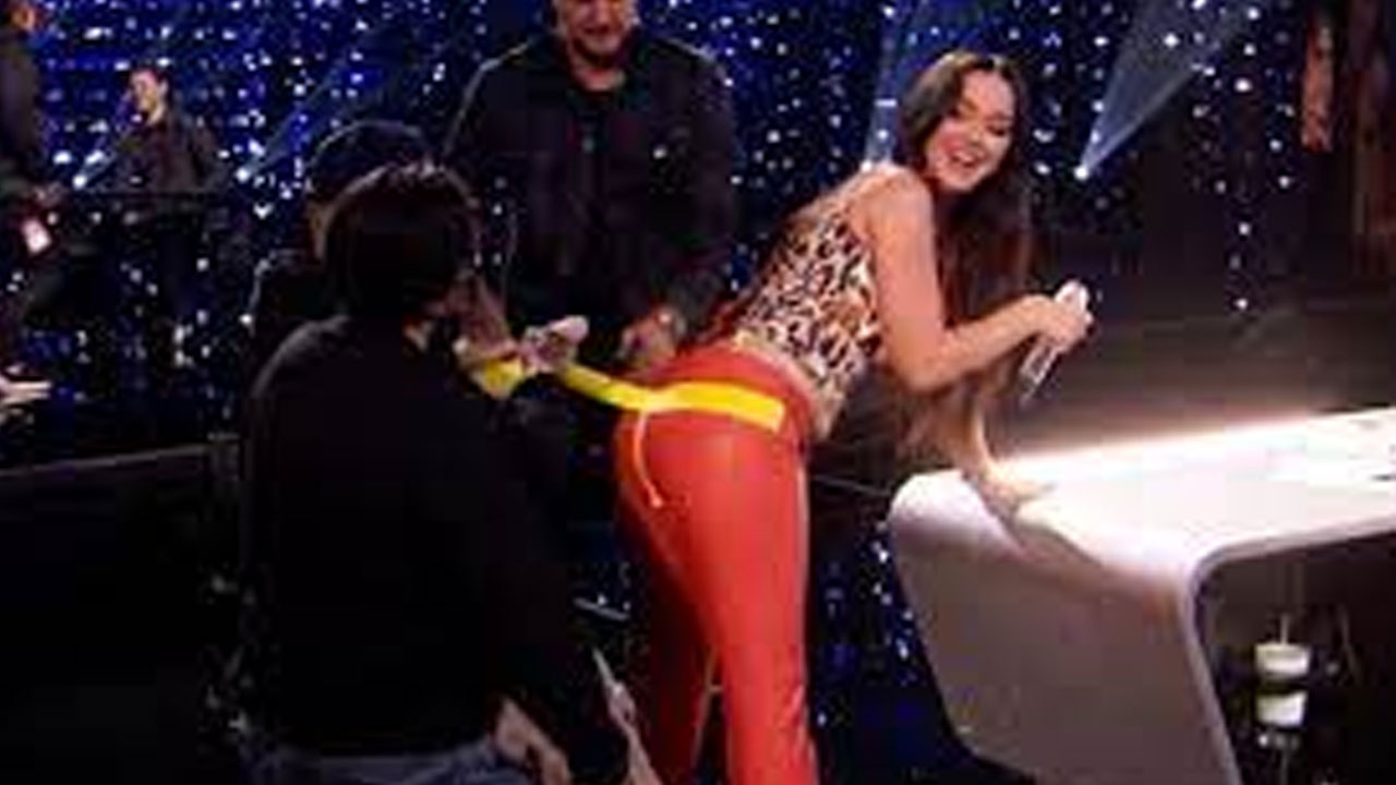 Ünlü şarkıcı Katy Perry'nin sahnede şarkı söylerken pantolonu patladı