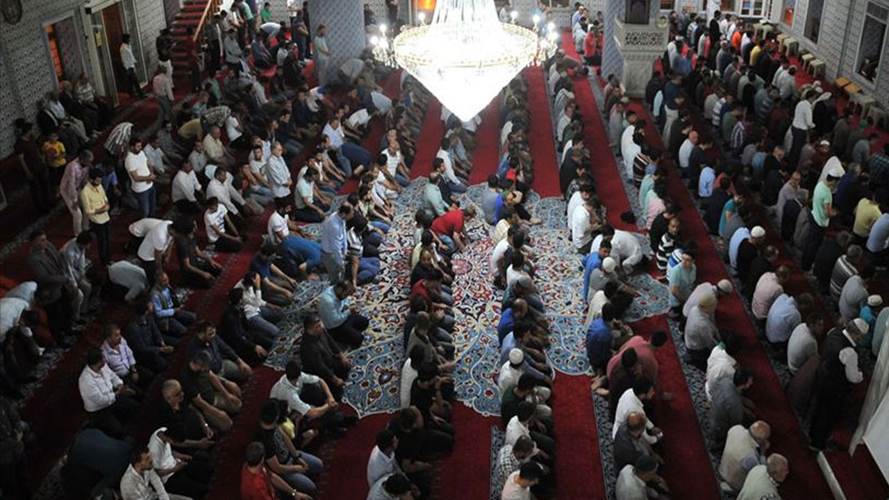 Ramazan'a sayılı günler kaldı! İstanbul Müftüsü'nden teravihte "hız limiti" uyarısı