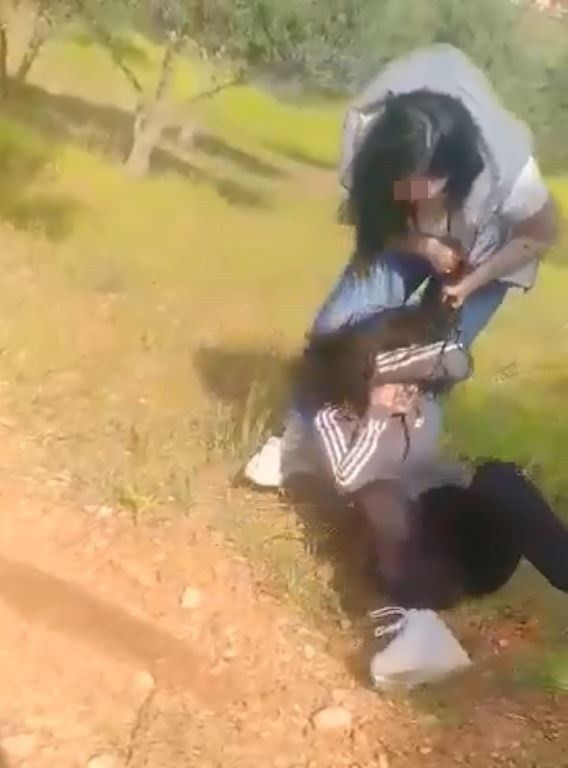 Erkek arkadaşıyla görüşen genç kızı yere yatırıp tekme tokat dövdü sosyal medyada paylaştı