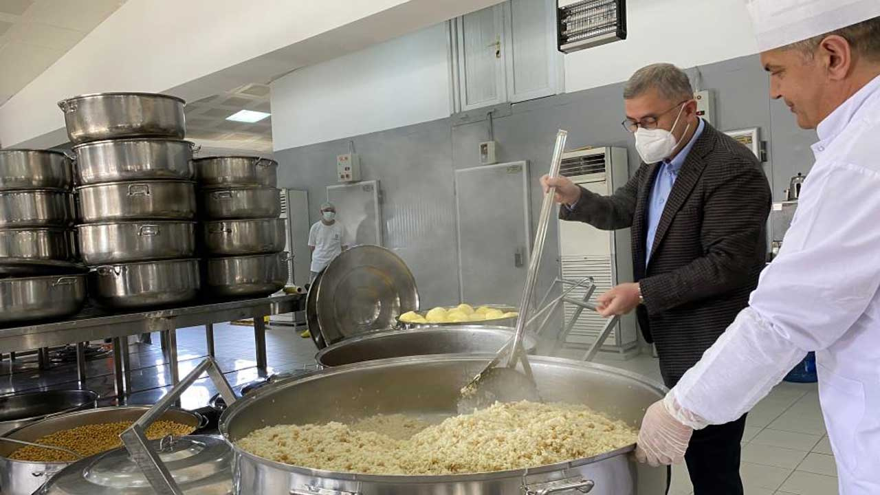 Üsküdar Belediyesi 30 bin kişiye yemek hazırlıyor