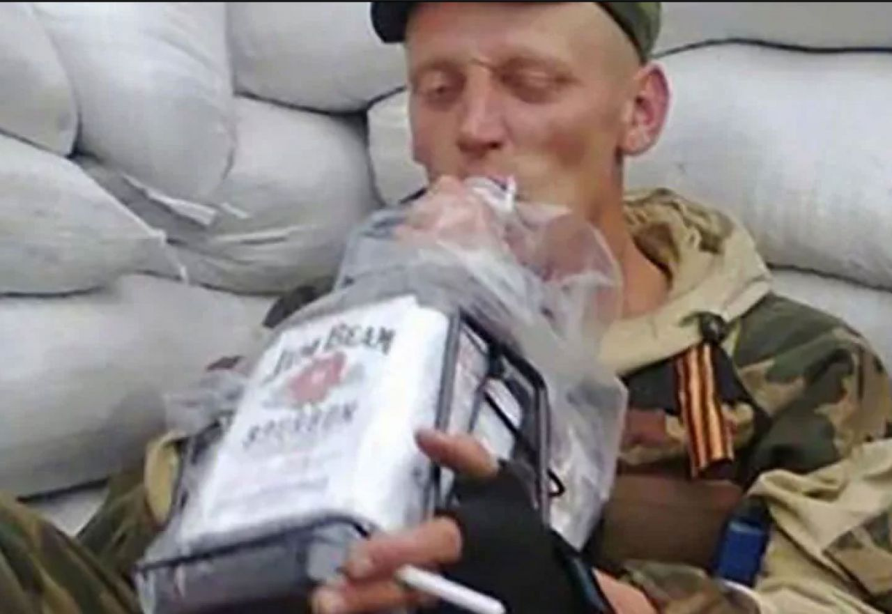 Rus ordusuna 'son darbe'! Siviller zehirli kek yedirip alkol içirerek durdurdular! Dünya bu haberi konuşuyor....