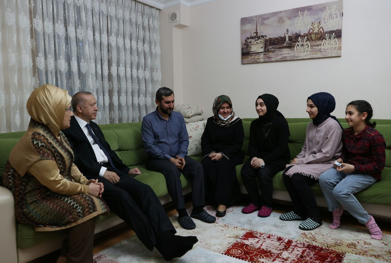 Cumhurbaşkanı Erdoğan, Ümraniye'de bir vatandaşın evinde iftar yaptı