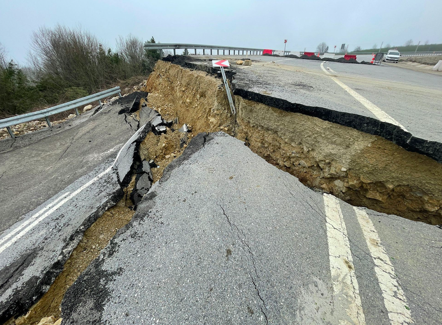 Karadeniz'i İstanbul'a bağlayan yol deprem gibi yarıldı dehşet görüntüler