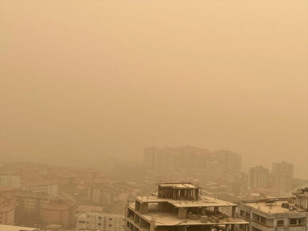 Tufan gibi çamur yağıyor! Meteoroloji Profesörü Orhan Şen içinde bakteri ve mantar var diyor