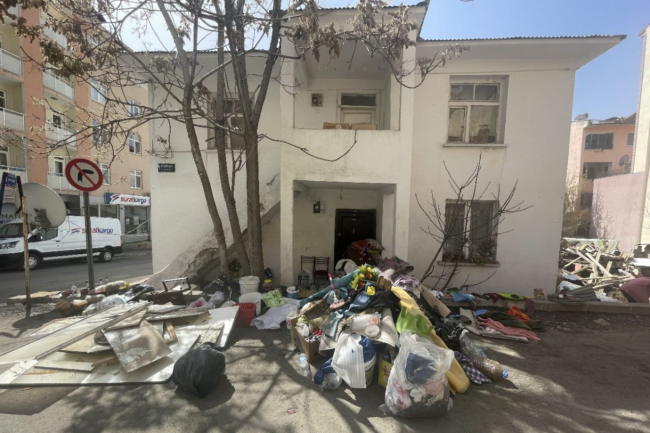 Tunceli'de bir evden 14 kamyon çöp çıkarıldı