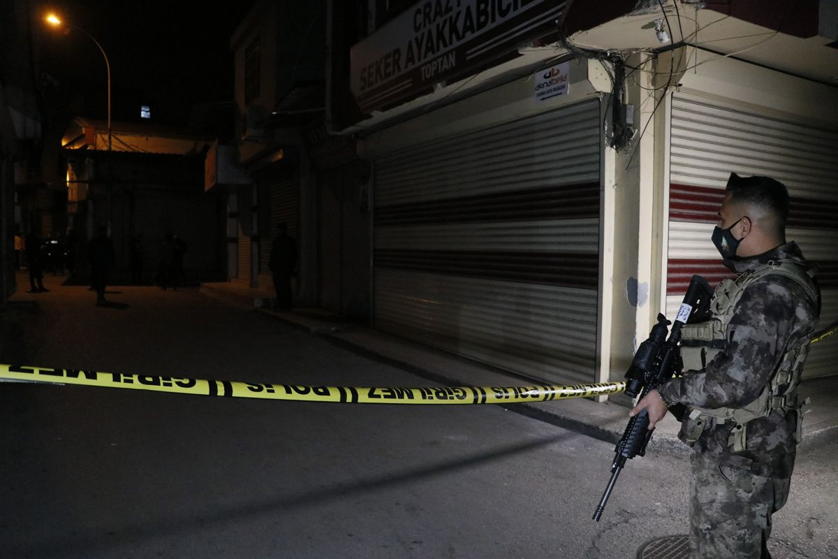 Adana'da canlı bomba paniği! Bekçiler üzerine atlayarak etkisiz hale getirdi