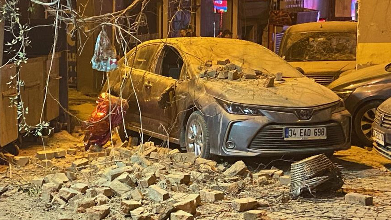 İstanbul'da korku dolu anlar! Tarihi binanın çatısı yoldan geçen otomobilin üzerine düştü