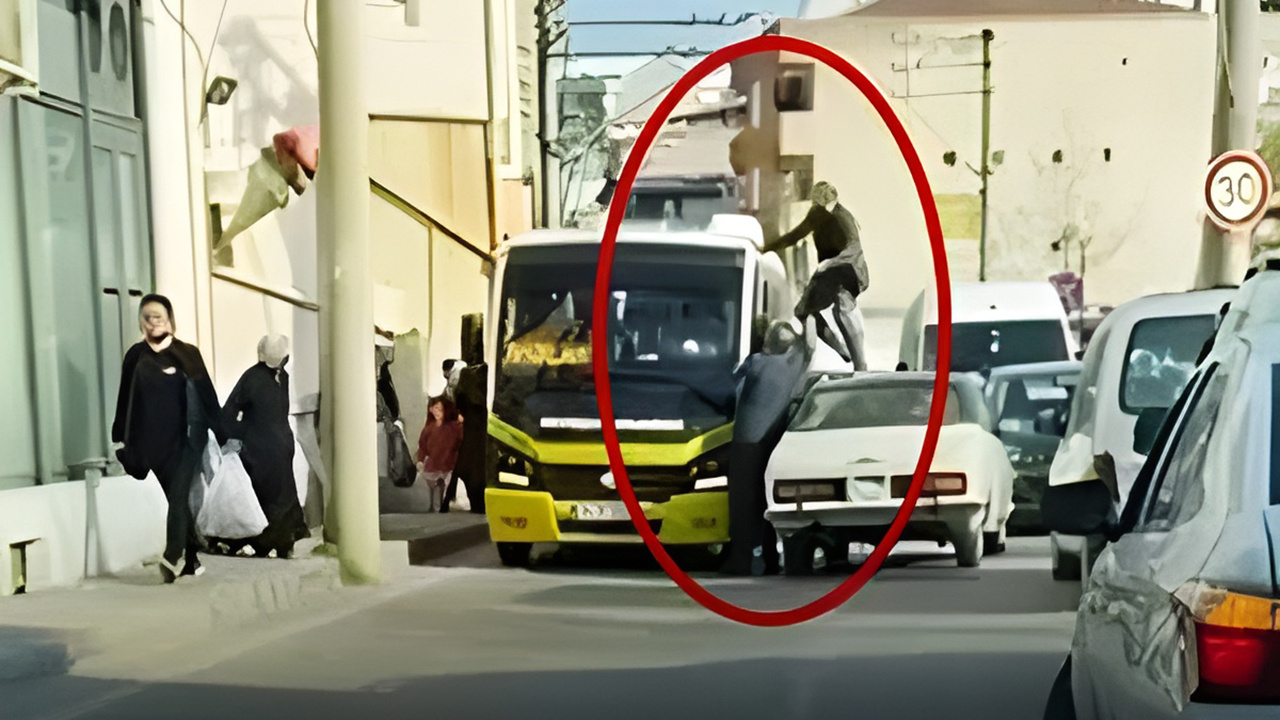 Bursa'da akılalmaz anlar! Otomobilinin üzerine çıkıp minibüs şoförüne saldırdı