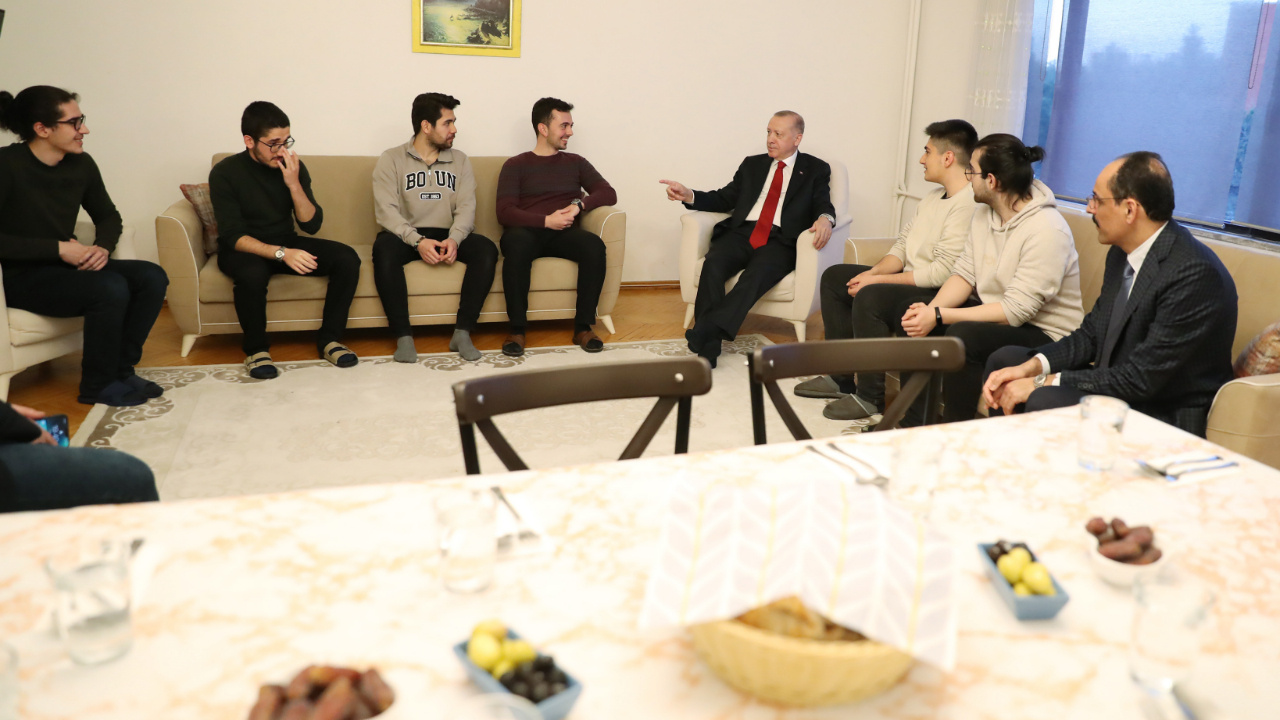 Cumhurbaşkanı Erdoğan iftarda öğrenci evine misafir oldu