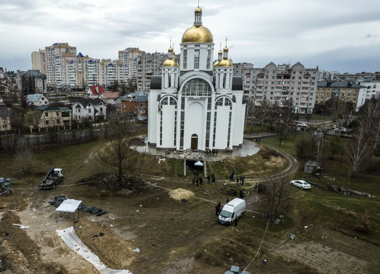 Ukrayna Buça'da toplu mezardaki cansız bedenler çıkartıldı