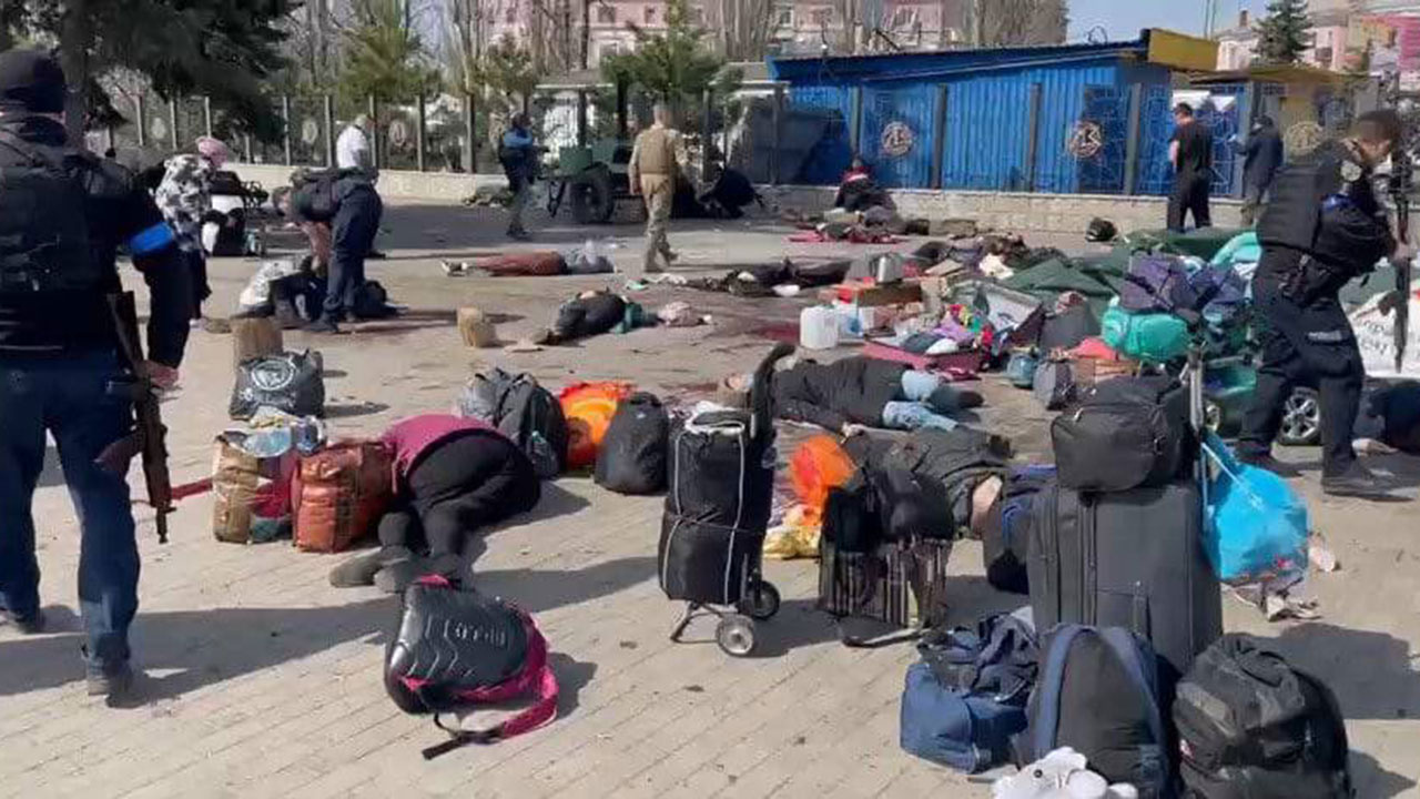 Rus ordusu sivillerin tahliyesi için kullanılan tren istasyonunu vurdu! 30'dan fazla ölü var
