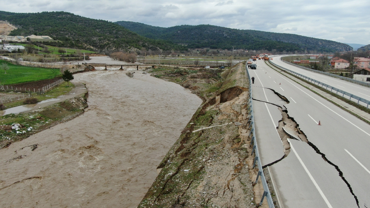 Kastamonu'da kara yolu çöktü! Tarım arazileri sular altında kaldı