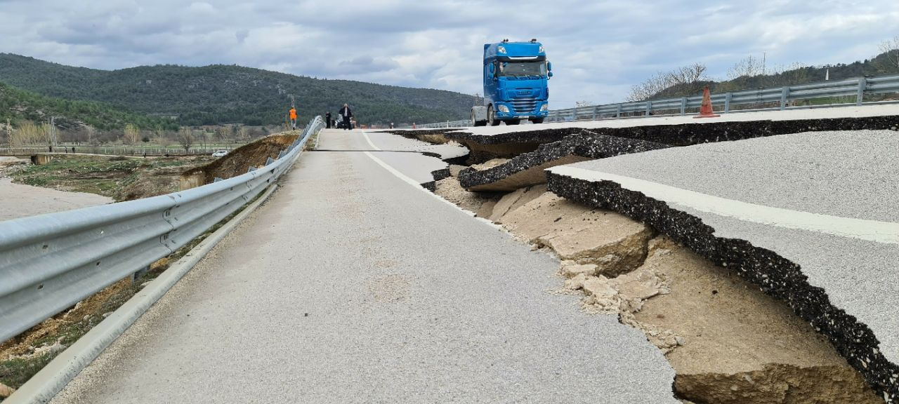 Kastamonu'da kara yolu çöktü! Tarım arazileri sular altında kaldı