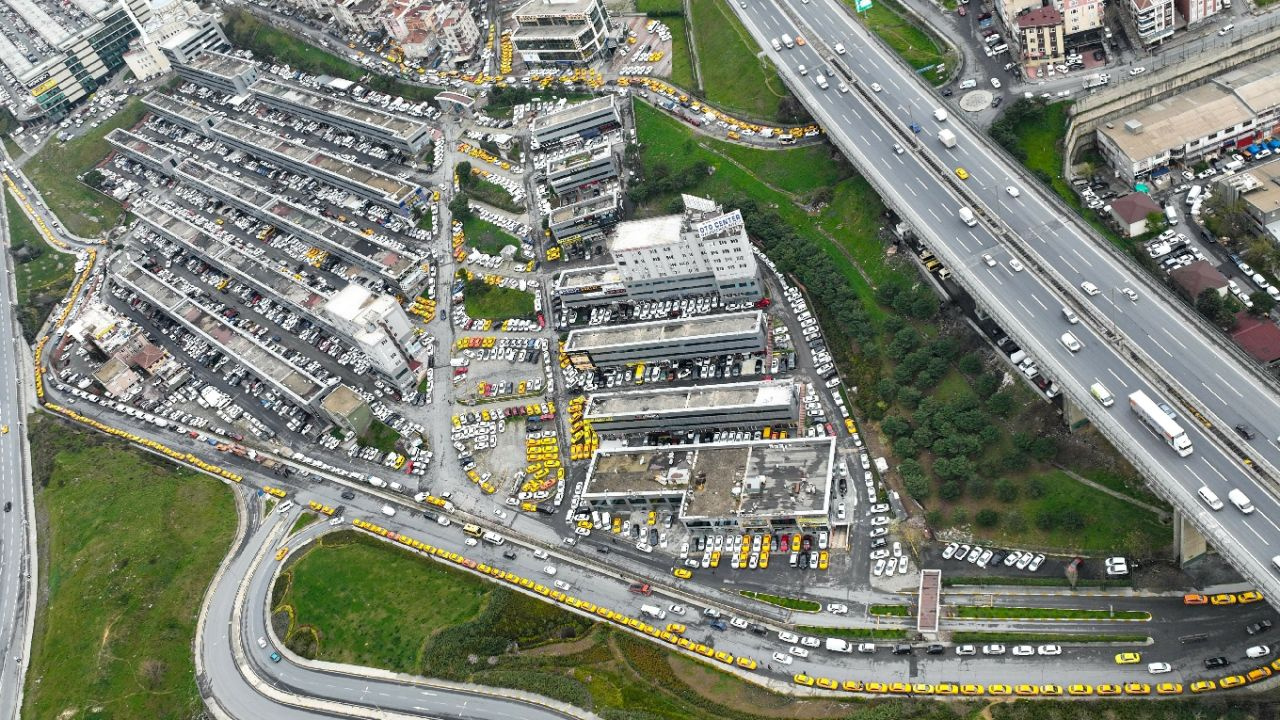 Zamdan sonra yine aynı görüntü! İstanbul'da taksi kalmadı