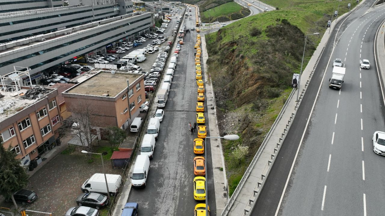 Zamdan sonra yine aynı görüntü! İstanbul'da taksi kalmadı