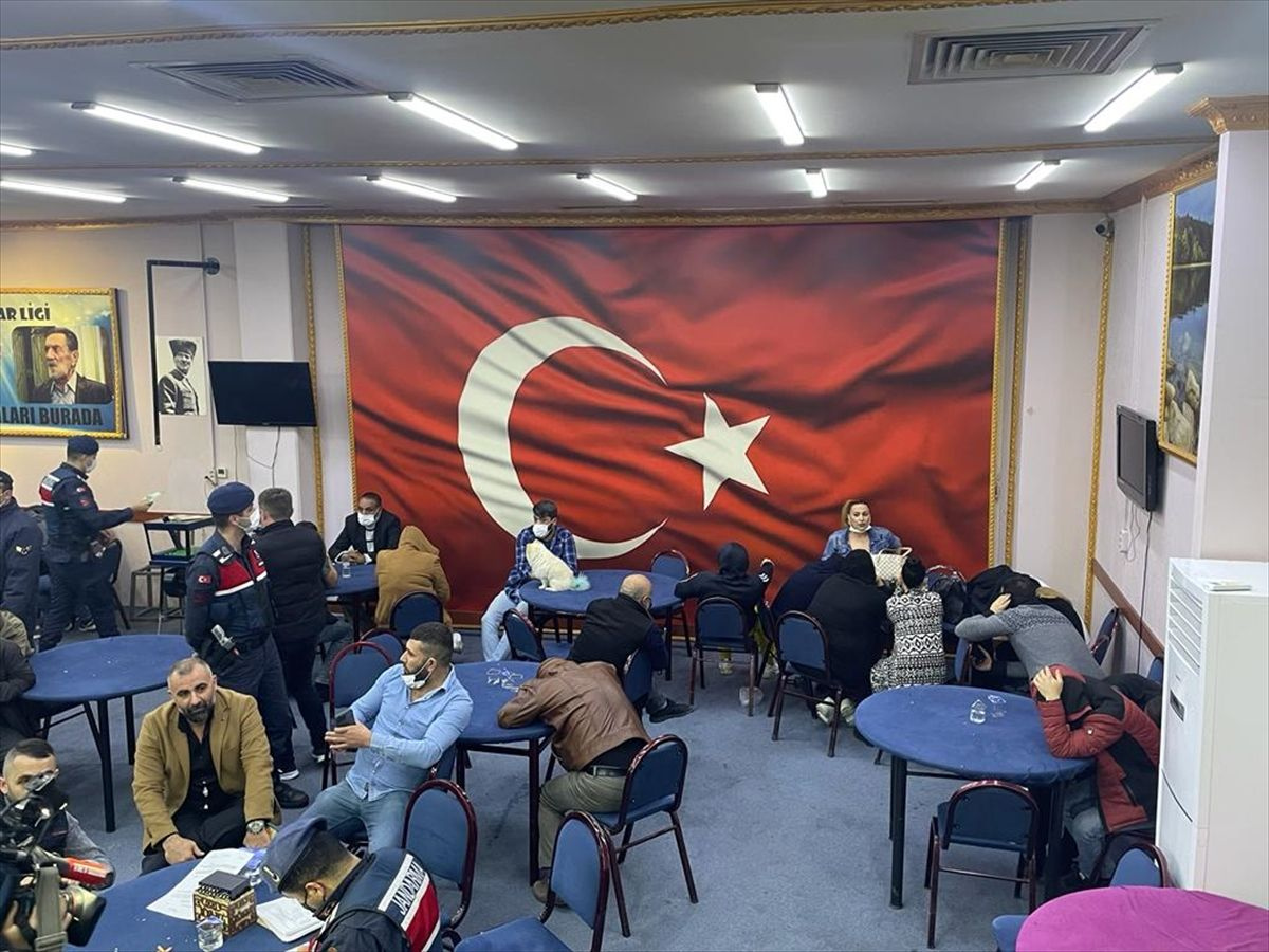 İzmir'de 4 yılda kumar oynatmaktan 50 kez mühürlenen dernek binasında 160 kişi kumarda basıldı!