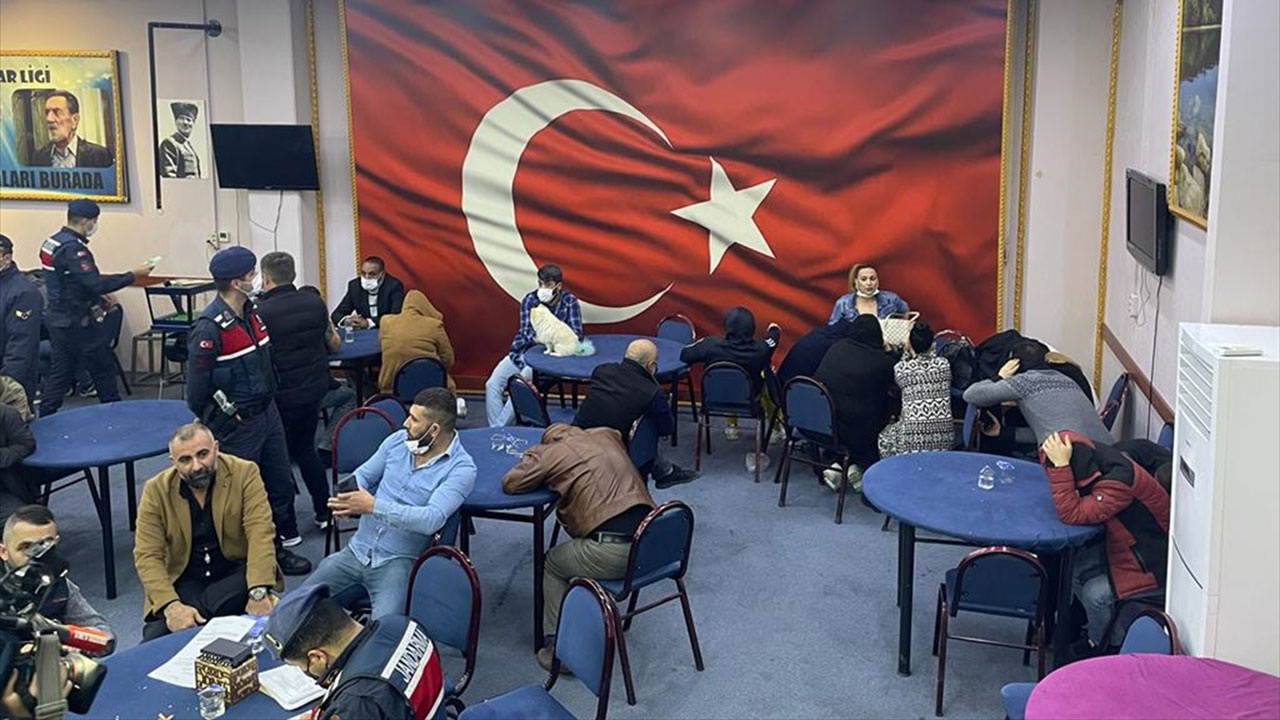 İzmir'de 4 yılda kumar oynatmaktan 50 kez mühürlenen dernek binasında 160 kişi kumarda basıldı!