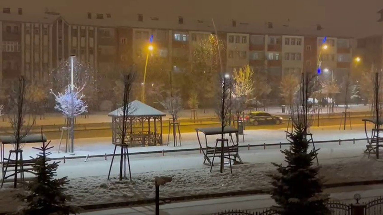 Erzurum'da Nisan ayında kar süprizi! Kent beyaza büründü