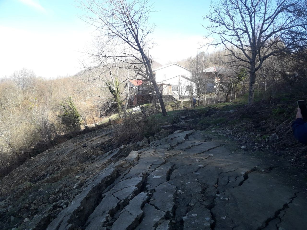 Sinop'ta heyelan: Bir ev yıkılda derin yarıklar var