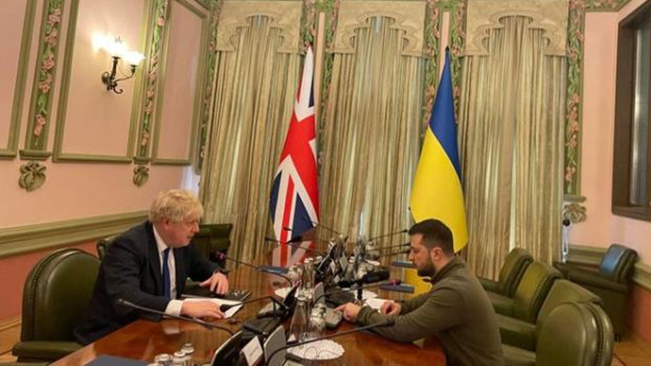 İngiltere Başbakanı Johnson, Kiev'e gelerek Devlet Başkanı Zelenskiy ile görüştü