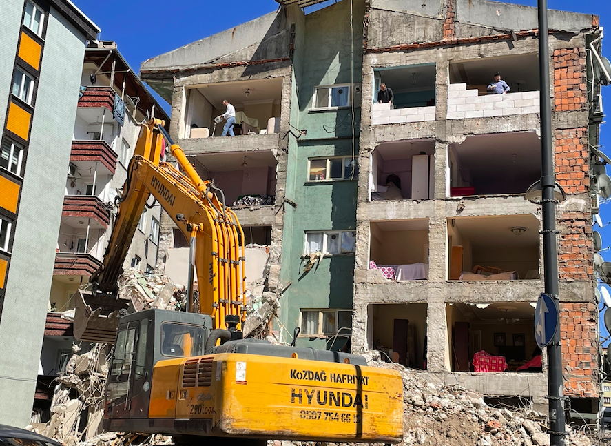 Bina yıkıldı müteahhidin skandalı ortaya çıktı duvarları yok açıkta kaldılar