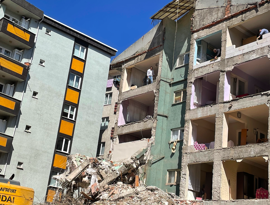 Bina yıkıldı müteahhidin skandalı ortaya çıktı duvarları yok açıkta kaldılar