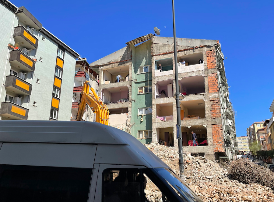 Bina yıkıldı müteahhidin skandalı ortaya çıktı duvarları yok açıkta kaldılar