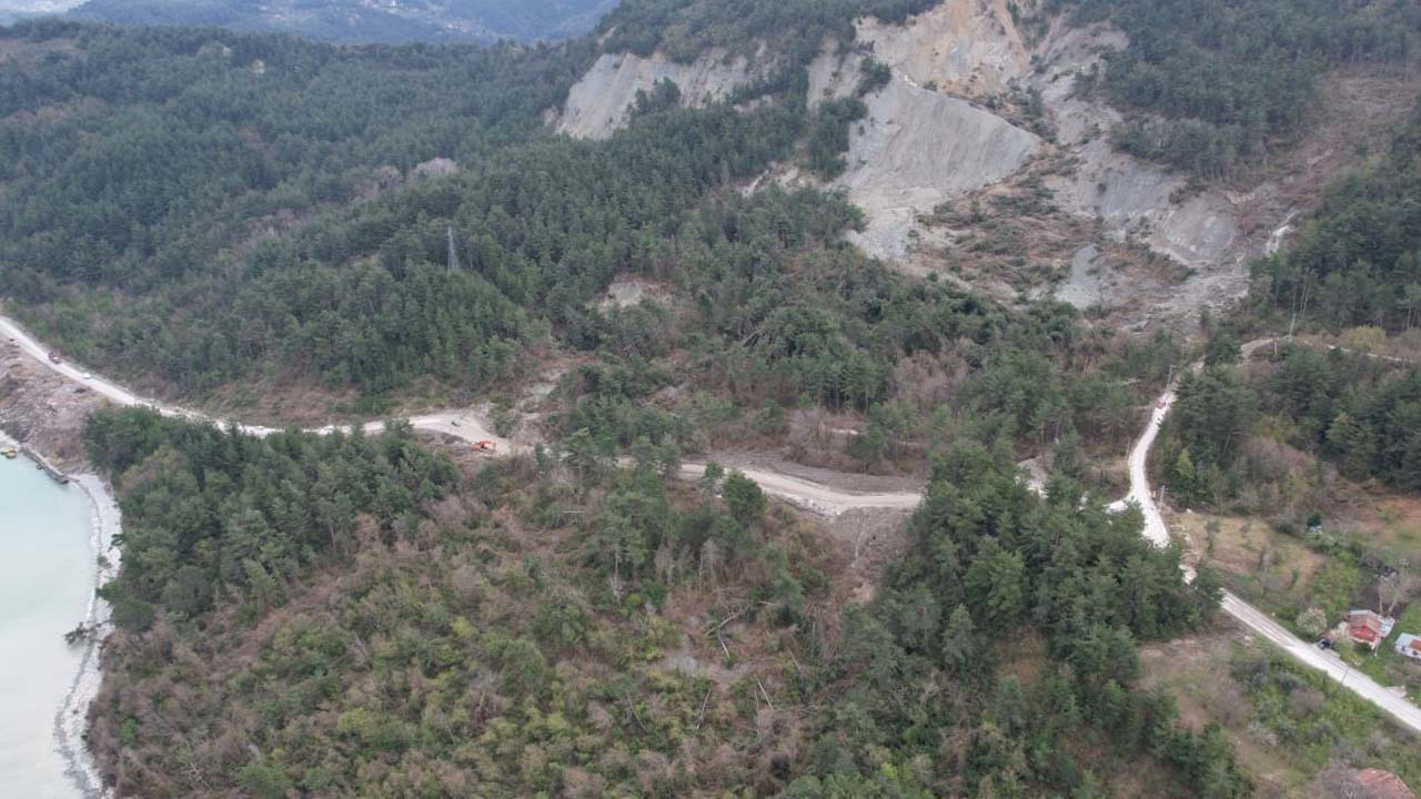 Abana İnebolu karayoluna karlar eriyince dağ kaydı