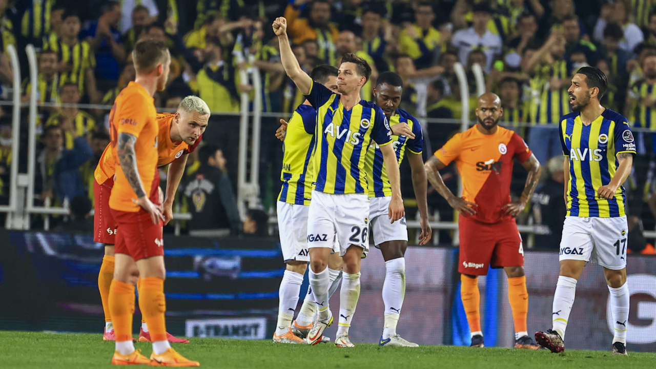 Fenerbahçe dev derbide Galatasaray'ı 2-0 mağlup ederek ikinciliğe yükseldi