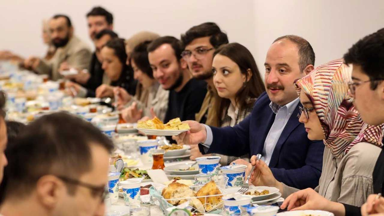 Bakan Mustafa Varank’tan Çamlıca’da gençlerle sürpriz buluşma