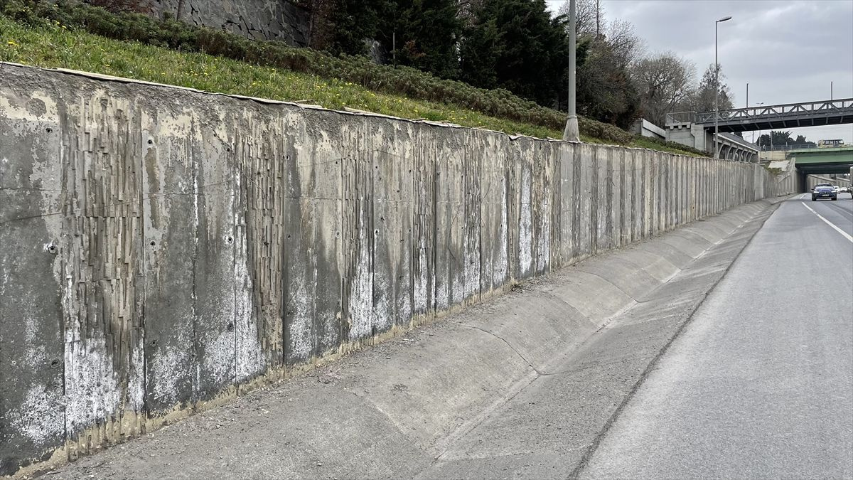 İBB dikey bahçeleri söktü yerine "gri duvarlar" bıraktı! 1 yıldır çivili halde duruyor