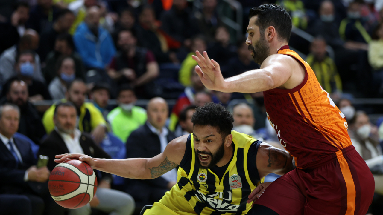 Basketbol derbisinde Galatasaray konuk olduğu Fenerbahçe'yi devirdi