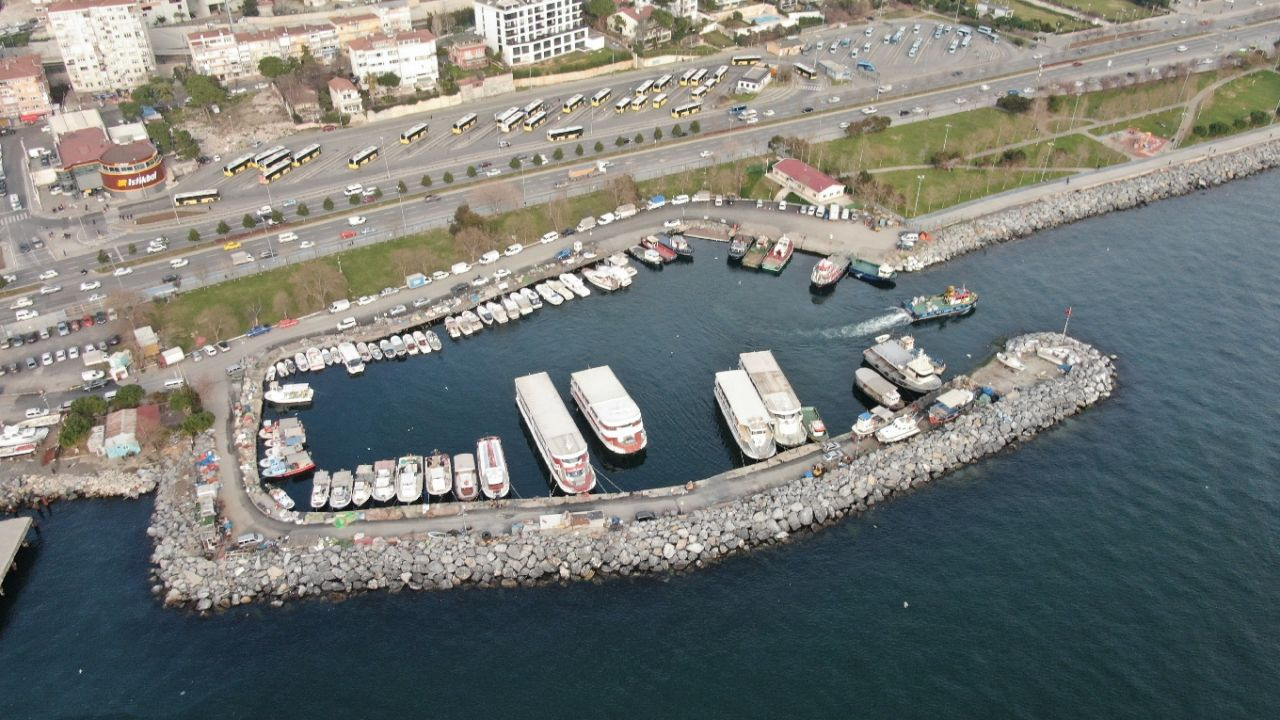 İstanbul Kartal'da korkutan görüntü denizde çöp dağları oluştu