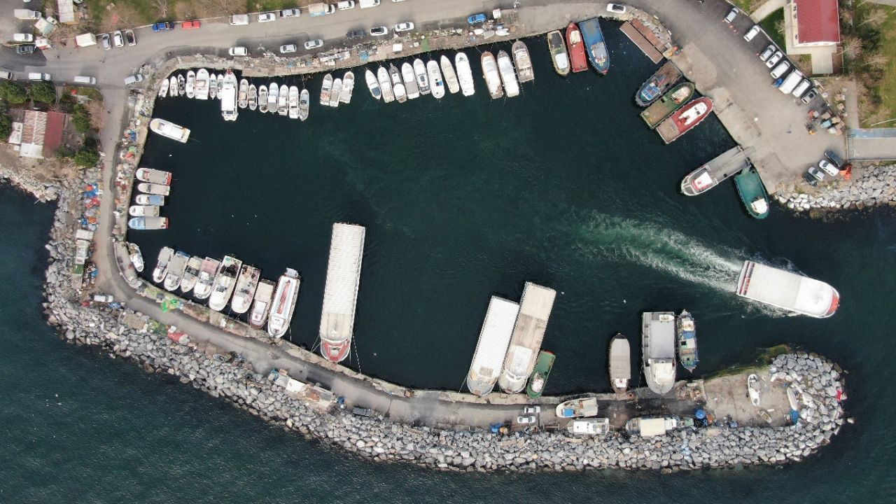 İstanbul Kartal'da korkutan görüntü denizde çöp dağları oluştu