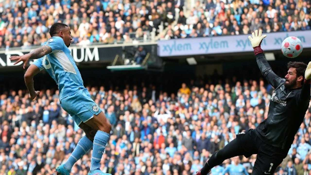 Manchester City ile Liverpool'dan dört gollü düello