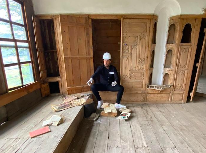 Kur'an-ı Kerim'i gizli bölmede saklamış Osman Yüksel Serdengeçti'nin evindeki restorasyonda çıktı
