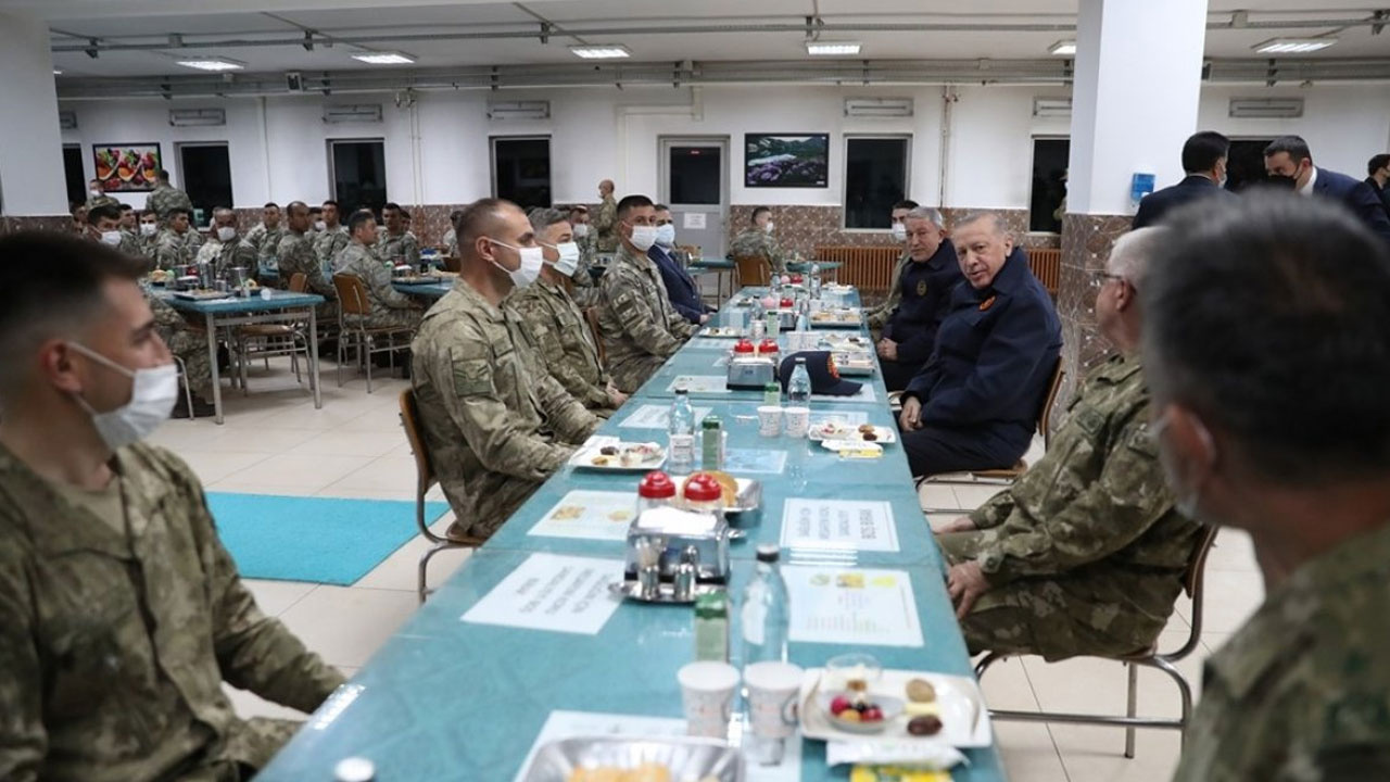 Cumhurbaşkanı Erdoğan Mehmetçikle iftarda buluştu