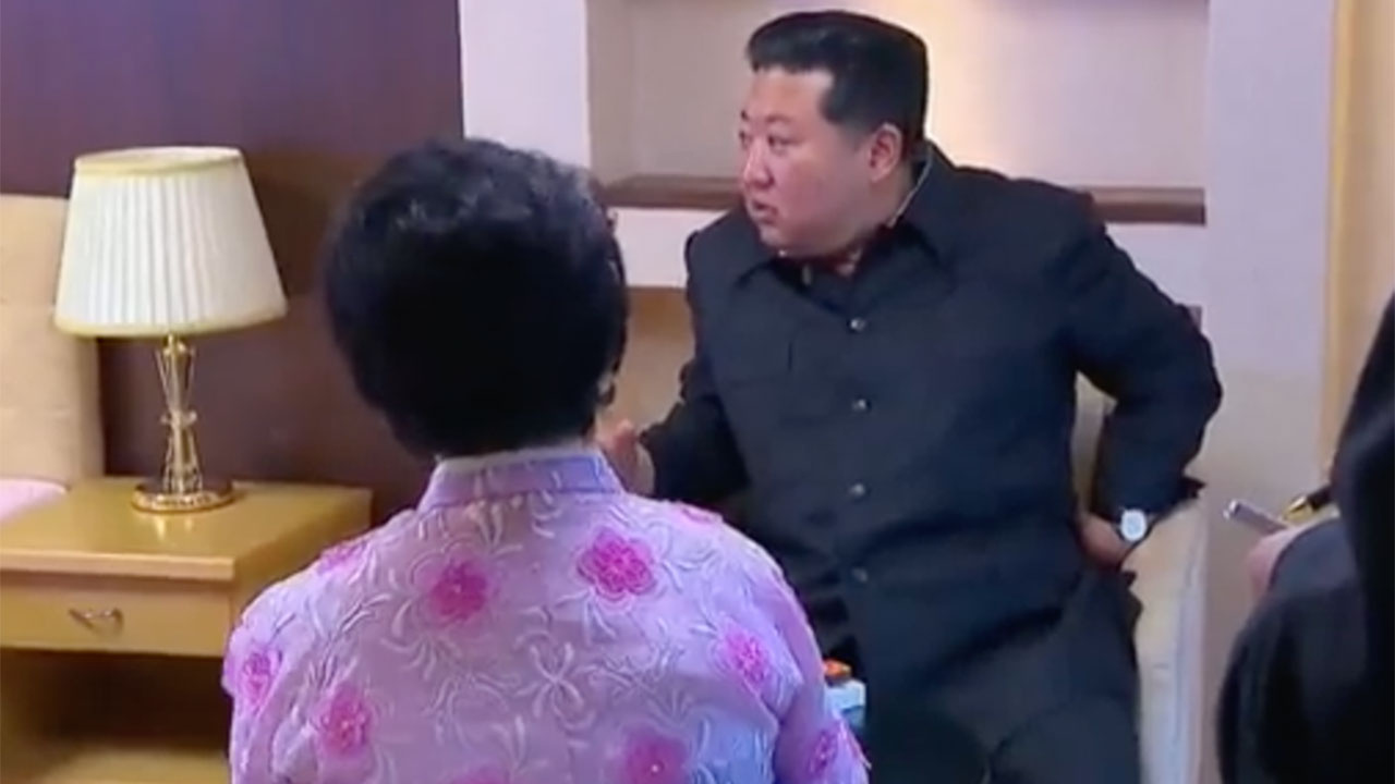 Kuzey Kore lideri Kim Joung-un'dan 'Pembeli Kadın'a çok lüks hediye! El ele ezdiler