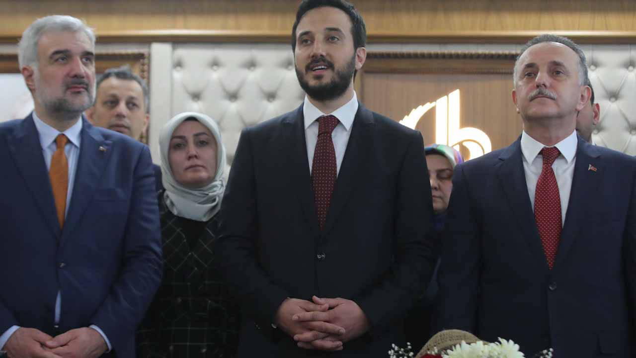 AK Parti Bağcılar Belediye Başkanlığı'na Abdullah Özdemir seçildi Lokman Çağrıcı'nın yerine geldi