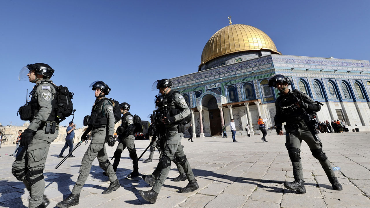 İsrail polisi Ramazan dinlemedi Mescid-i Aksa'ya baskın düzenledi
