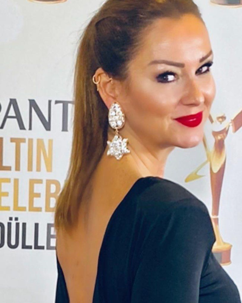 Göğüsleri masanın üzerinde duruyordu! Pınar Altuğ'dan şaşırtan itiraf: Güzel bir kadın gördüğümde kocama...