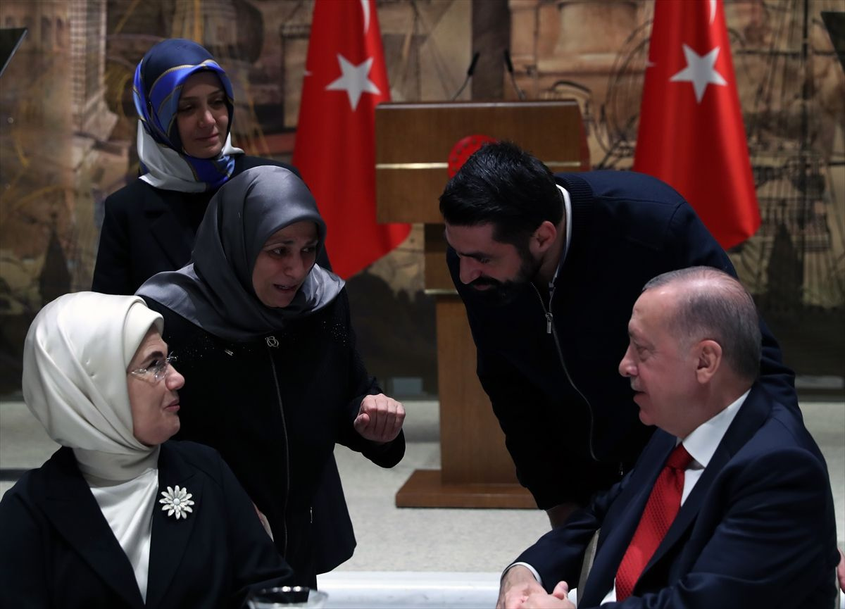 İftar programında duygusal anlar! Azra Gülendam Haytaoğlu'nun annesi Emine Erdoğan'a sarılarak ağladı