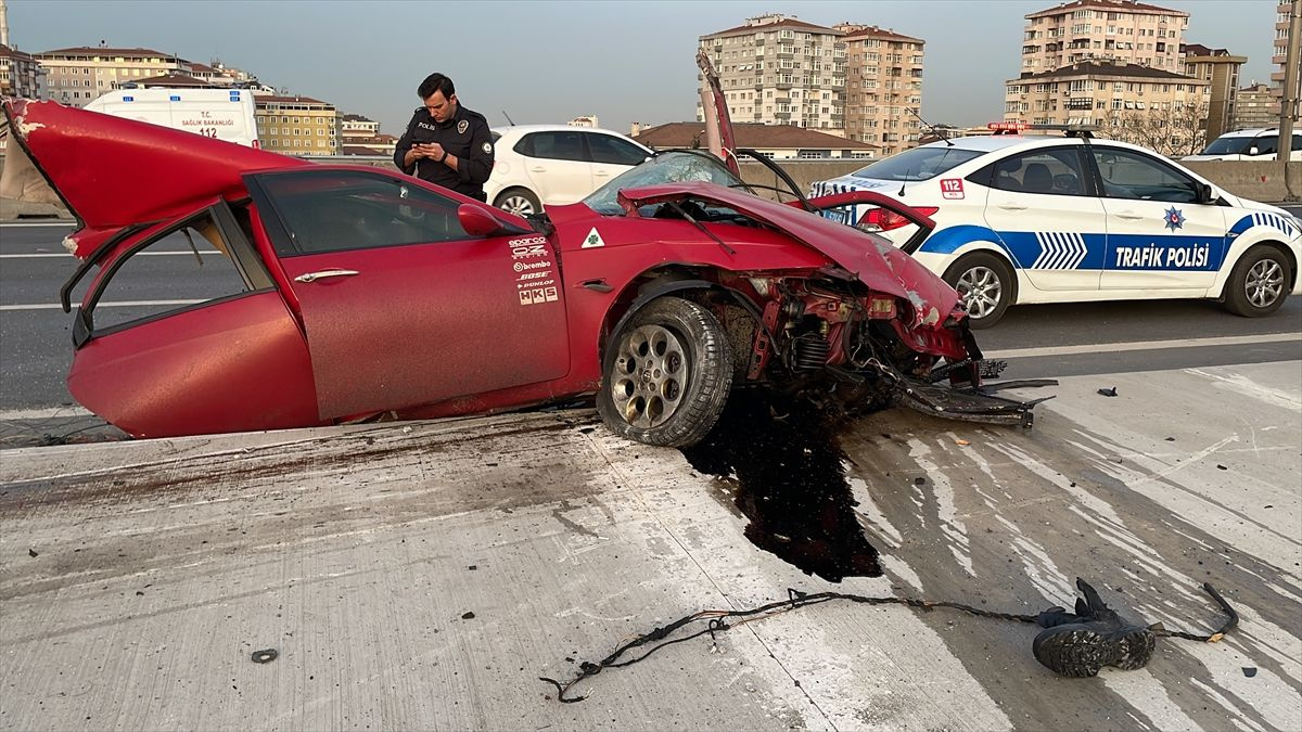 Maltepe'de korkunç kaza! Üst geçidin ayağına çarpan otomobil ikiye ayrıldı