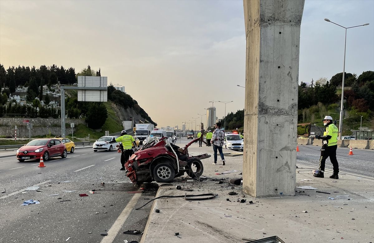 Maltepe'de korkunç kaza! Üst geçidin ayağına çarpan otomobil ikiye ayrıldı