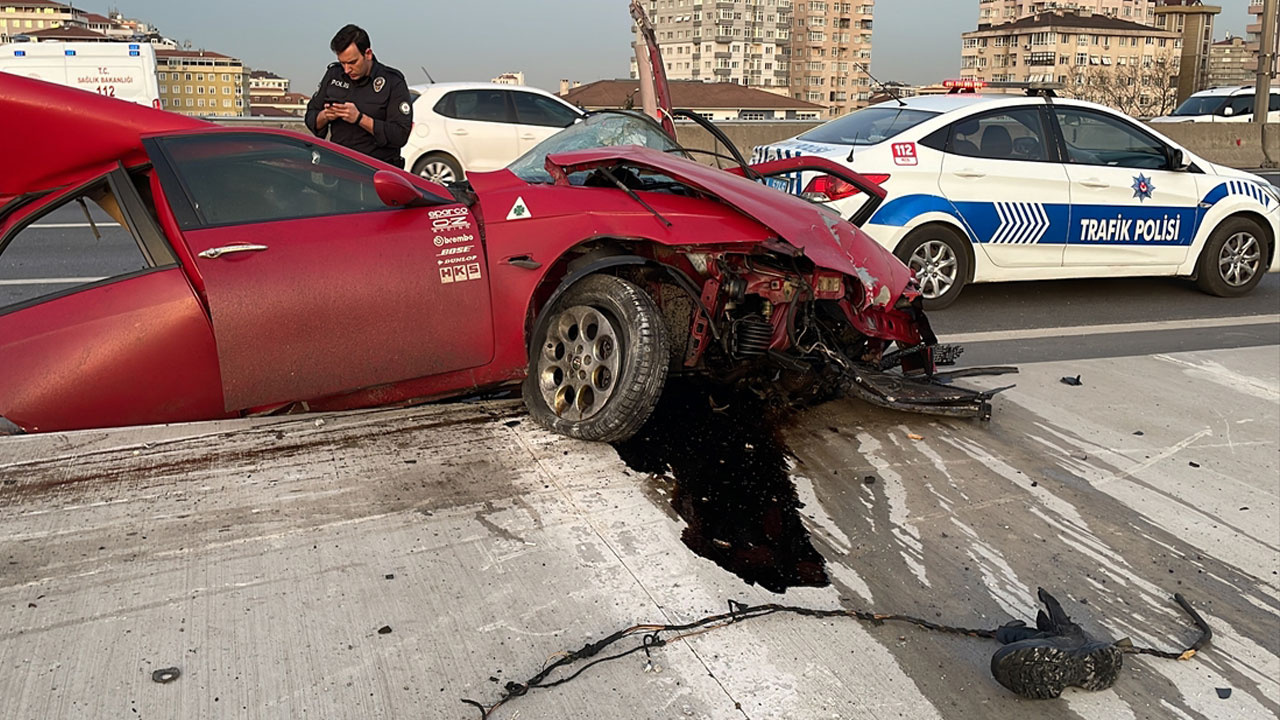 Maltepe'de korkunç kaza! Üst geçidin ayağına çarpan otomobil ikiye ayrıldı