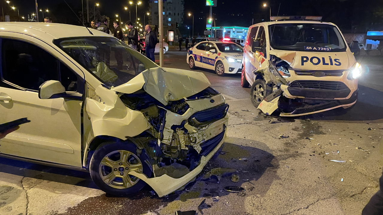 Kahramanmaraş'ta kaçan otomobilin çarptığı ekip otosundaki polis yaralandı