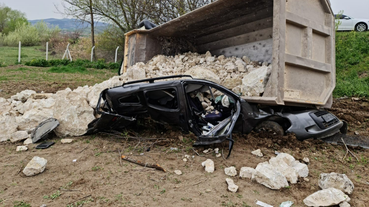 Taş yüklü kamyon aracın üzerine devrildi! Amasya'daki feci kazada ölü ve yaralılar var