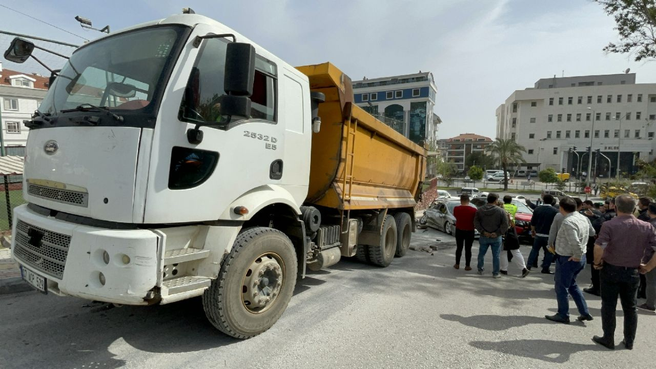 Antalya'da freni boşalan kamyon ortalığı savaş alanına çevirdi